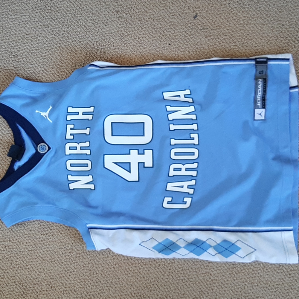 University of North "atomization basketball replica jersey men's size small